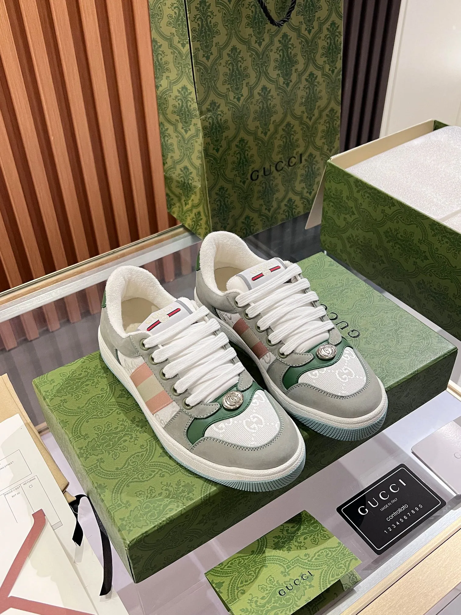 👟👟Ex-factory price 540👟👟 ⚡️Gucci Dirty Shoes Top factory quality, impeccable at the counter, the comfort is incredible. Retro distressed elements, washed retro logo on the tongue, metal double LOGO, 99% recognizable, full of Gucci elements; terry cloth lining, cowhide foot pads and 3mm latex are much more comfortable than real leather shoes. Environmentally friendly TPU wear-resistant outsole, soft and elastic. The inside of the tongue is made of imported elastic bands, which have great tension and won't strangle your feet. I don't develop the shoes without the original version. Only by getting the original version can the shoes be accurate and beat the market version instantly. Every stitch and every stitch is very tight and full. The debugging process is the most painstaking and requires no less than a hundred modifications before it is adjusted to the perfect state so that it can be worn comfortably by all foot types! Size 35-40 women’s model)